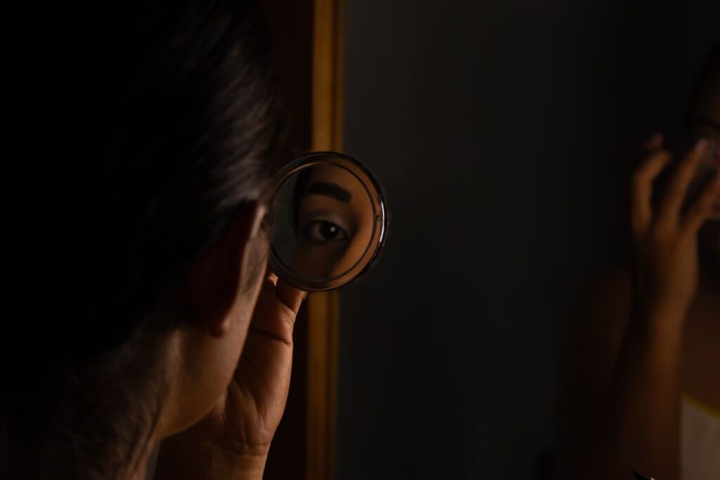 Mulher madura e reflexiva se perguntando se vive pelas suas escolhas ou pelas expectativas dos outros.