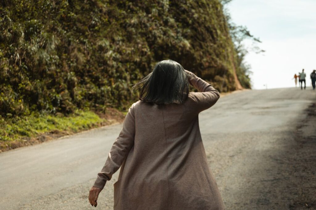 Mulher madura olhando para o horizonte com determinação, refletindo sobre quem você deseja ser daqui para frente.